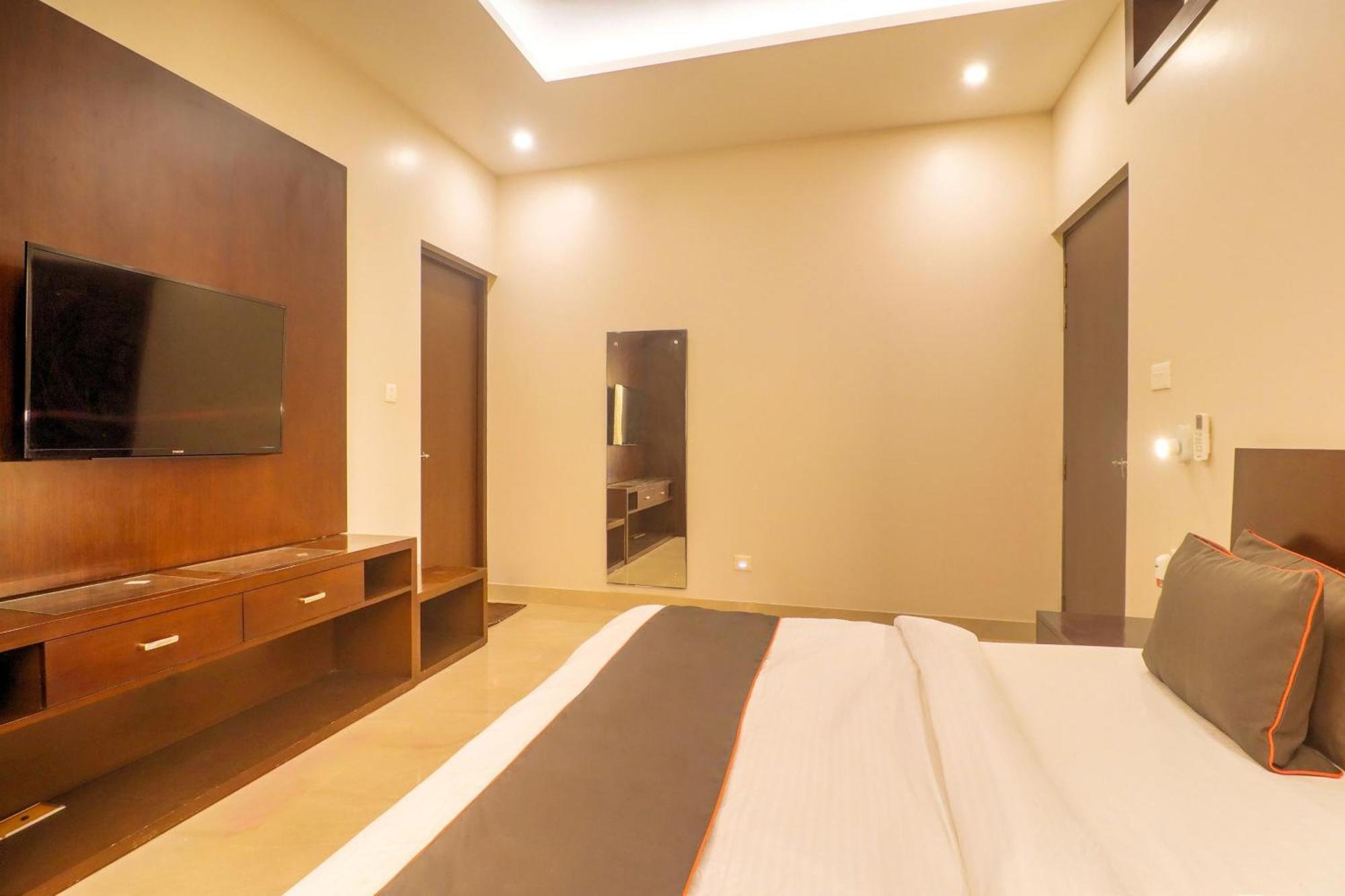 Super Townhouse Amaraa Farms Near Lulu Hypermarket Hotel 4*